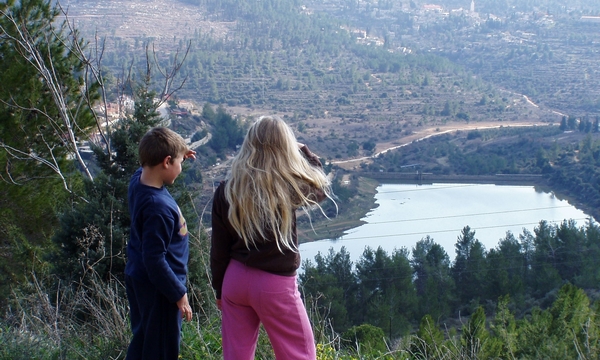 Kids look out at the Beit Zayit Reservoir near Jerusalem. Photo: Gidi Bashan